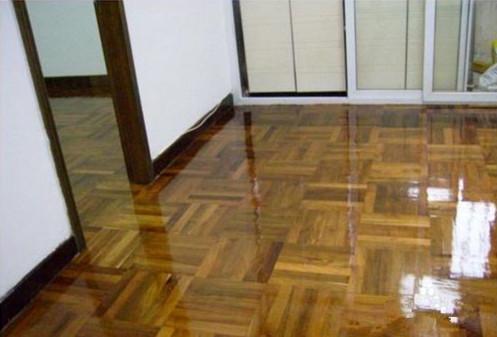 拖地板時(shí)往水里加入 它 ,地板整潔干凈又省力,半月不用拖